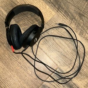 Philips Black Closed Back Stereo Headphones